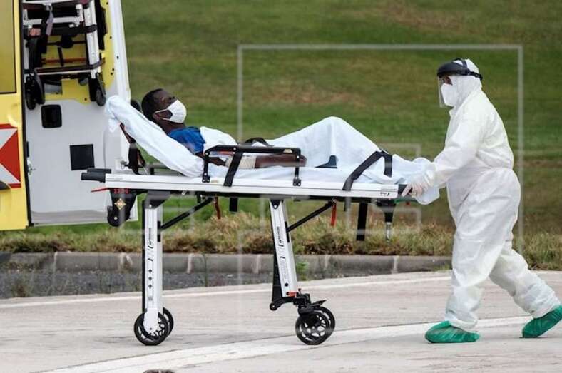 Uno de los inmigrantes que fue evcuado en helicóptero/Ángel Medina/EFE.